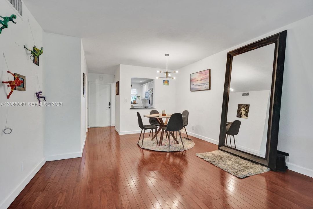 В аренду: $2,200 (2 спален, 2 ванн, 975 Квадратных фут)