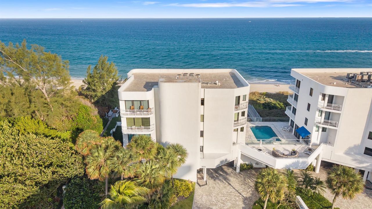 Building/pool/beach Aerial