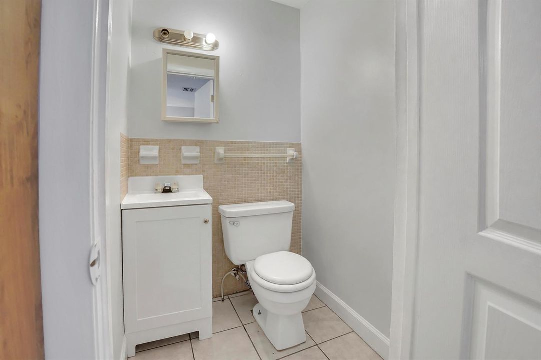 15 Bathroom 01