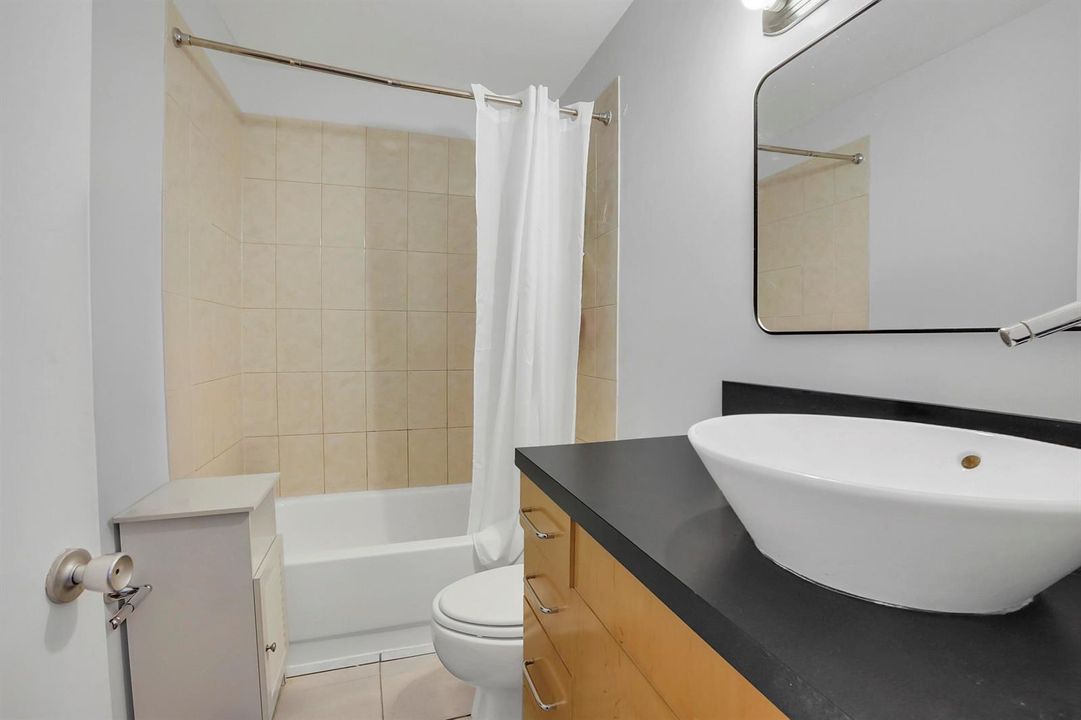 12 Bathroom 01