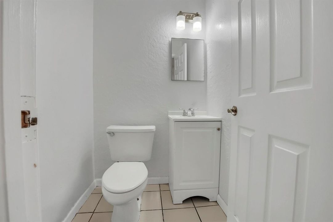 20 Bathroom 01