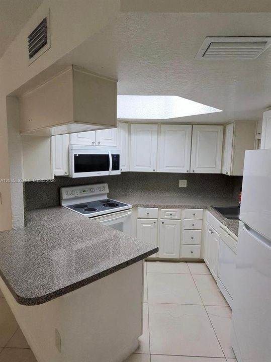 В аренду: $2,000 (1 спален, 1 ванн, 810 Квадратных фут)