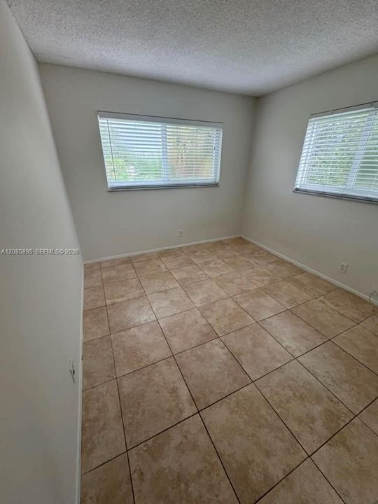 В аренду: $2,050 (2 спален, 1 ванн, 4956 Квадратных фут)