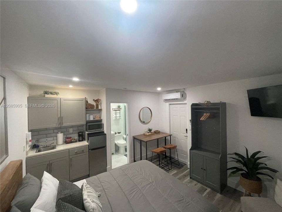 For Rent: $5,800 (3 beds, 2 baths, 1933 Square Feet)