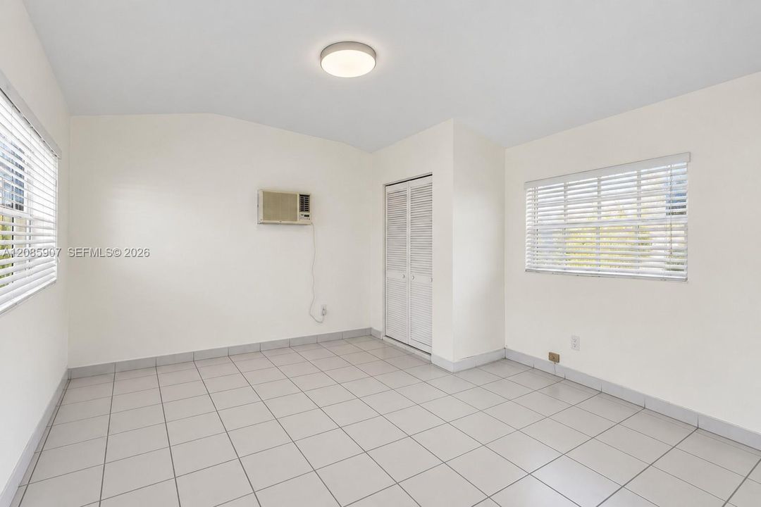 В аренду: $1,300 (0 спален, 1 ванн, 300 Квадратных фут)