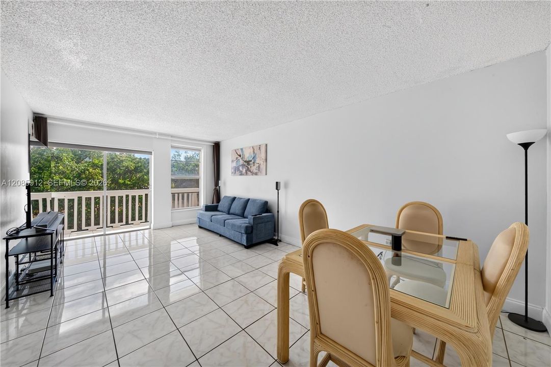 For Sale: $155,000 (1 beds, 1 baths, 700 Square Feet)