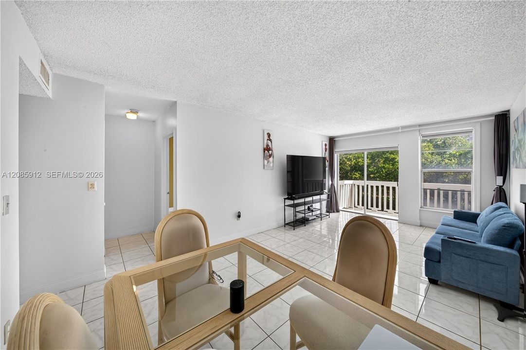 For Sale: $155,000 (1 beds, 1 baths, 700 Square Feet)