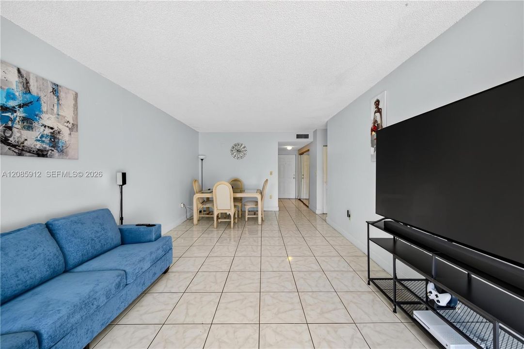 For Sale: $155,000 (1 beds, 1 baths, 700 Square Feet)
