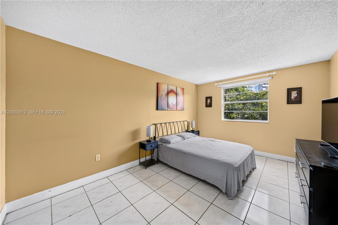 For Sale: $155,000 (1 beds, 1 baths, 700 Square Feet)