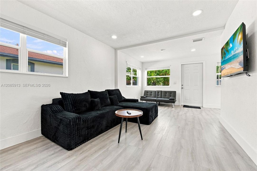 En Venta: $460,000 (3 camas, 2 baños, 1060 Pies cuadrados)