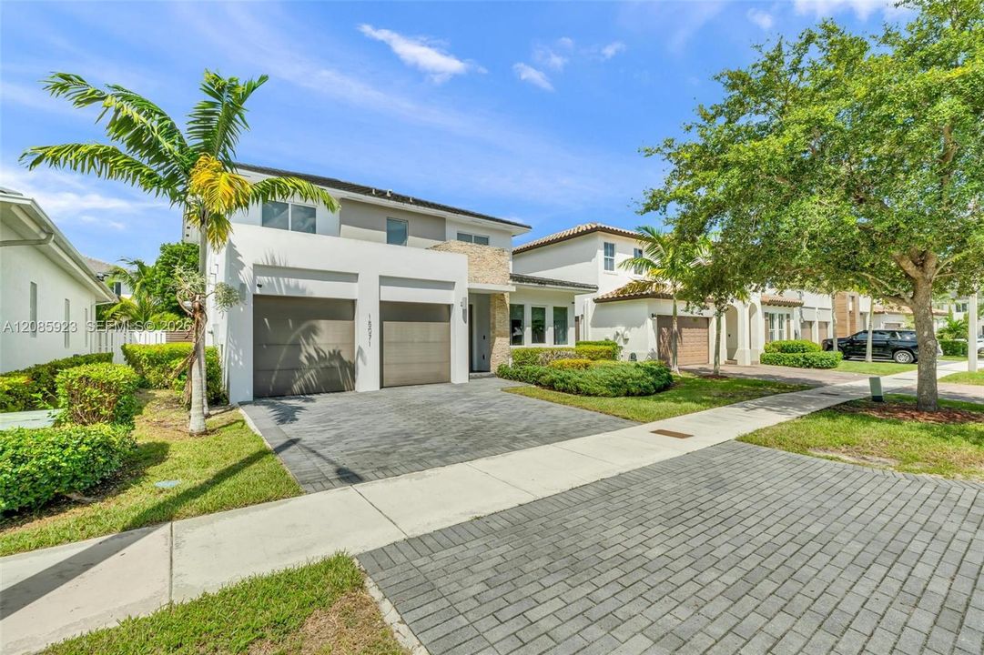 For Sale: $970,000 (6 beds, 3 baths, 3128 Square Feet)