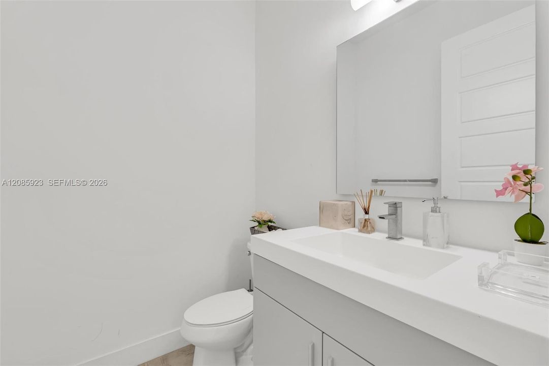 For Sale: $970,000 (6 beds, 3 baths, 3128 Square Feet)