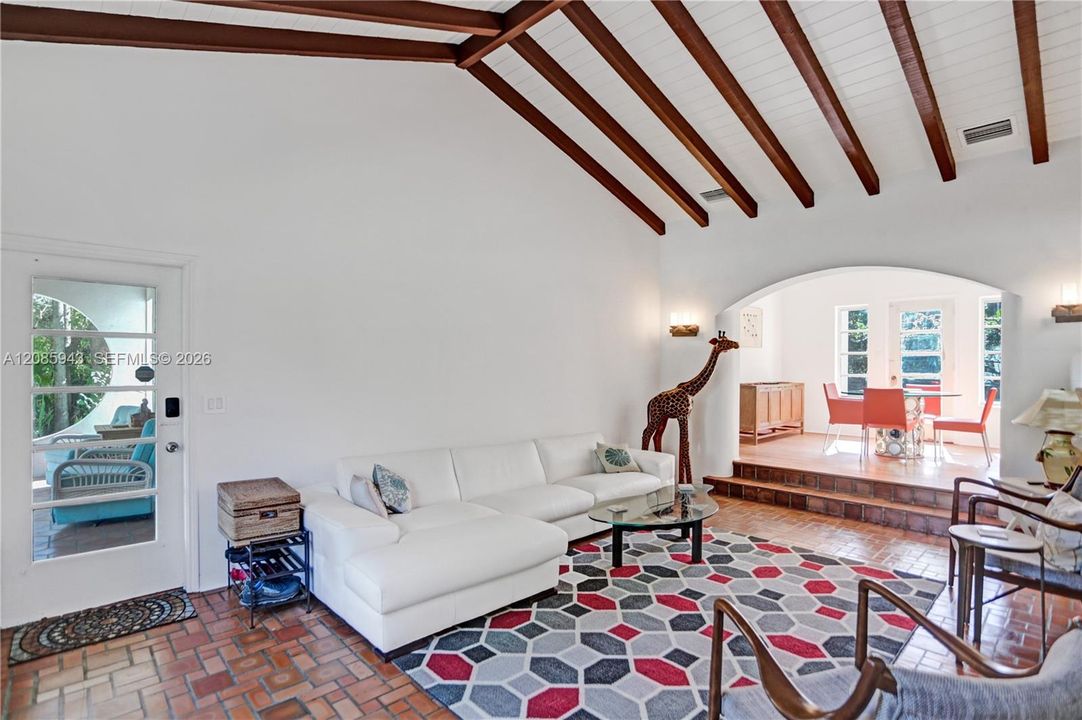 В аренду: $6,000 (2 спален, 1 ванн, 1201 Квадратных фут)