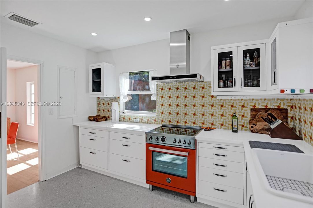В аренду: $6,000 (2 спален, 1 ванн, 1201 Квадратных фут)