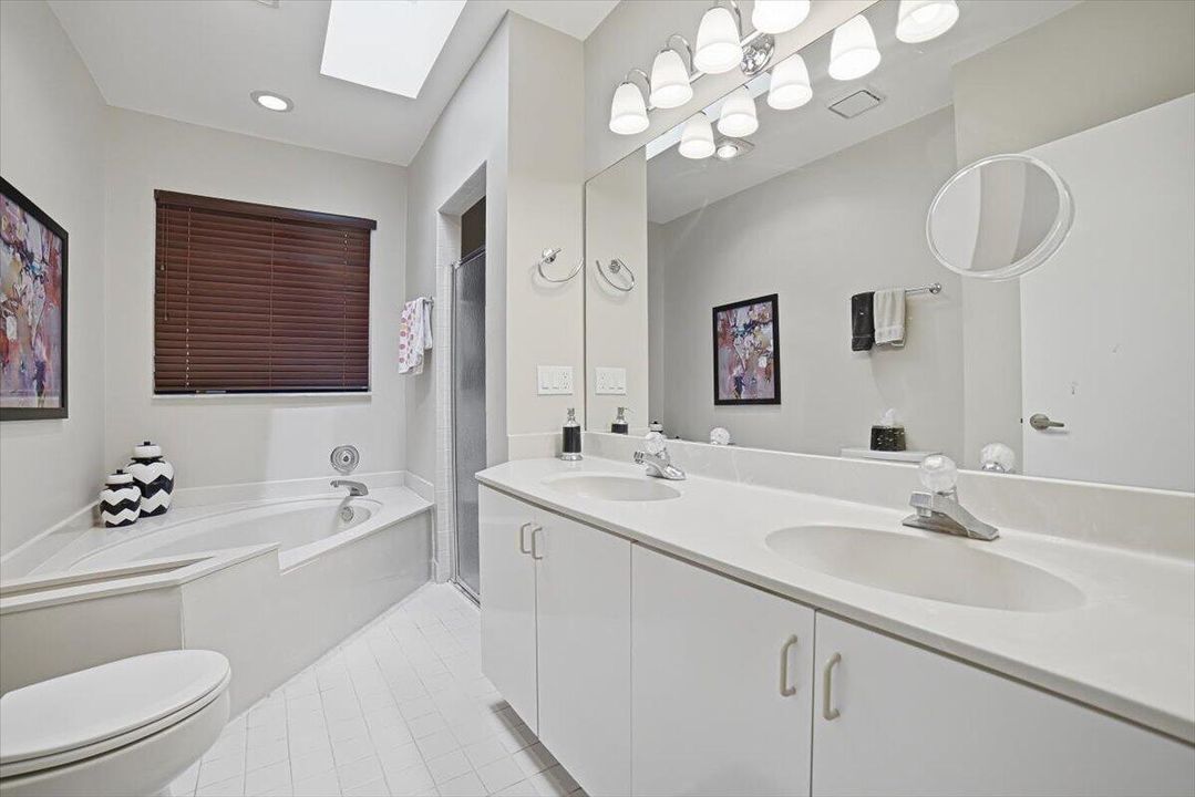 18-Bedroom1-Bathroom