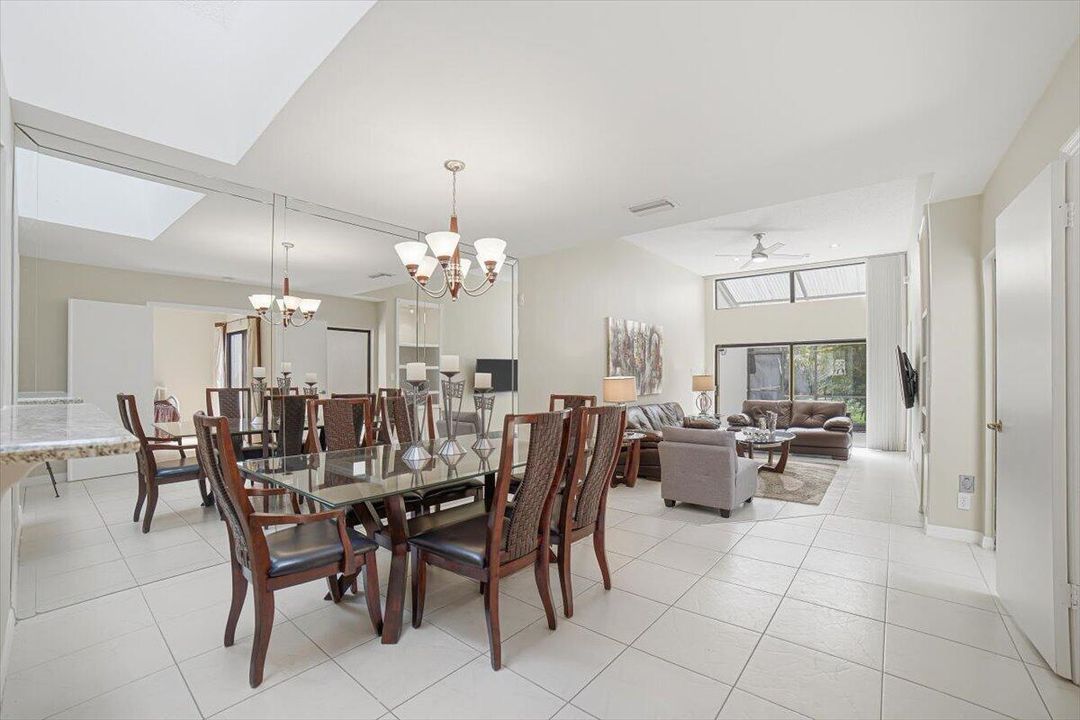 25-Dining Area-Livingroom
