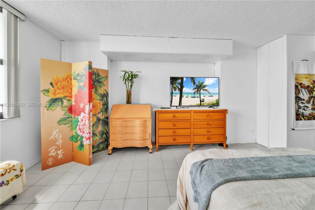 For Sale: $398,000 (1 beds, 1 baths, 1000 Square Feet)