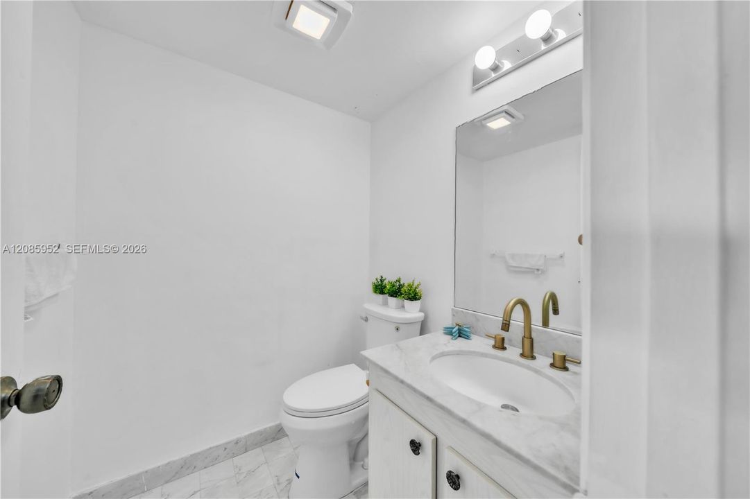 For Sale: $398,000 (1 beds, 1 baths, 1000 Square Feet)