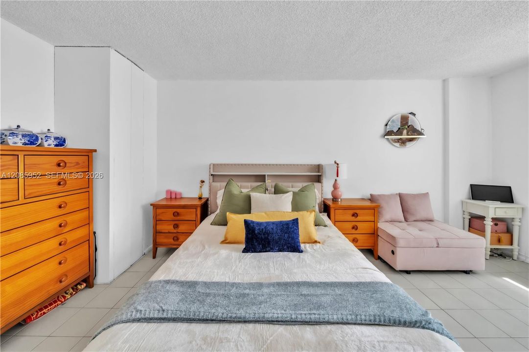 For Sale: $398,000 (1 beds, 1 baths, 1000 Square Feet)