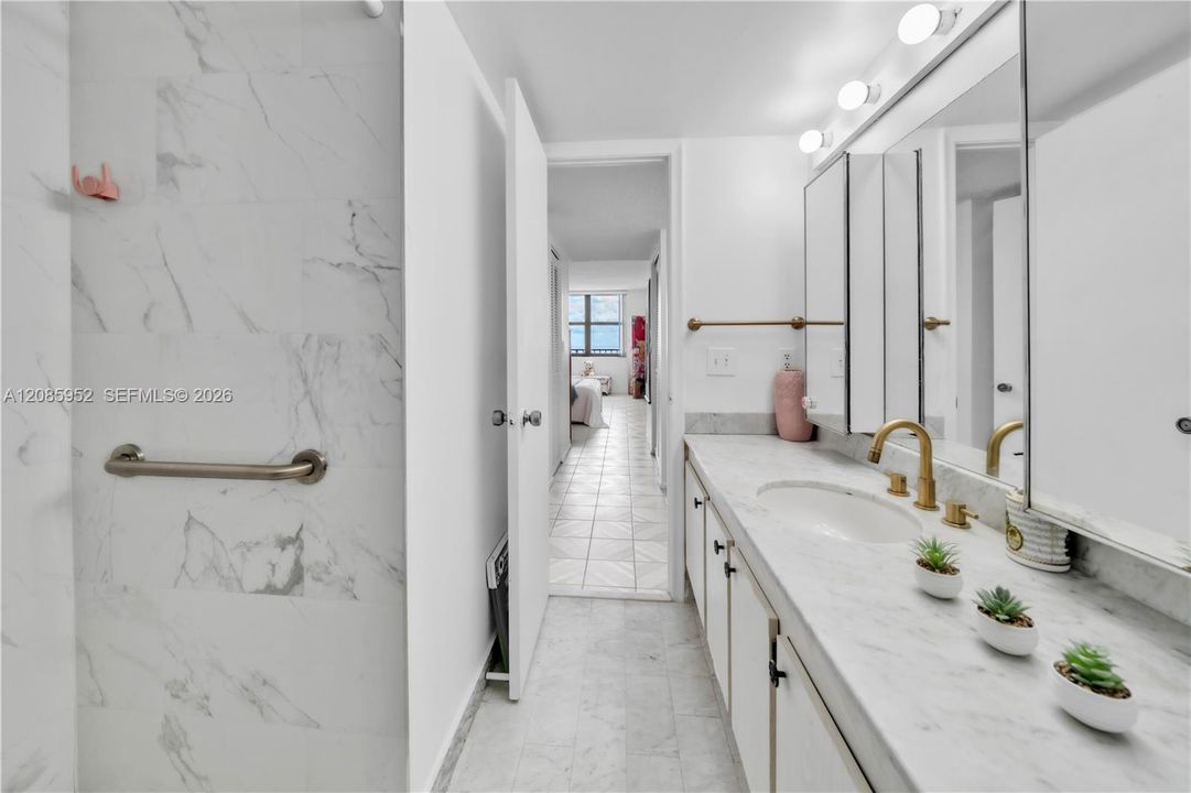 For Sale: $398,000 (1 beds, 1 baths, 1000 Square Feet)