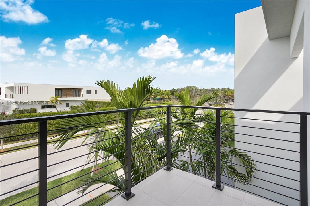 For Sale: $2,375,000 (5 beds, 5 baths, 3813 Square Feet)