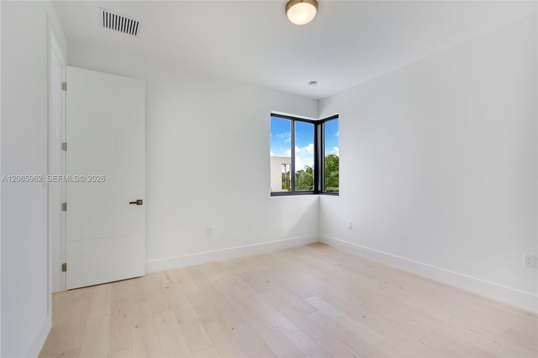 For Sale: $2,375,000 (5 beds, 5 baths, 3813 Square Feet)