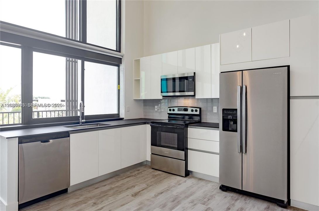 For Rent: $3,075 (1 beds, 1 baths, 969 Square Feet)