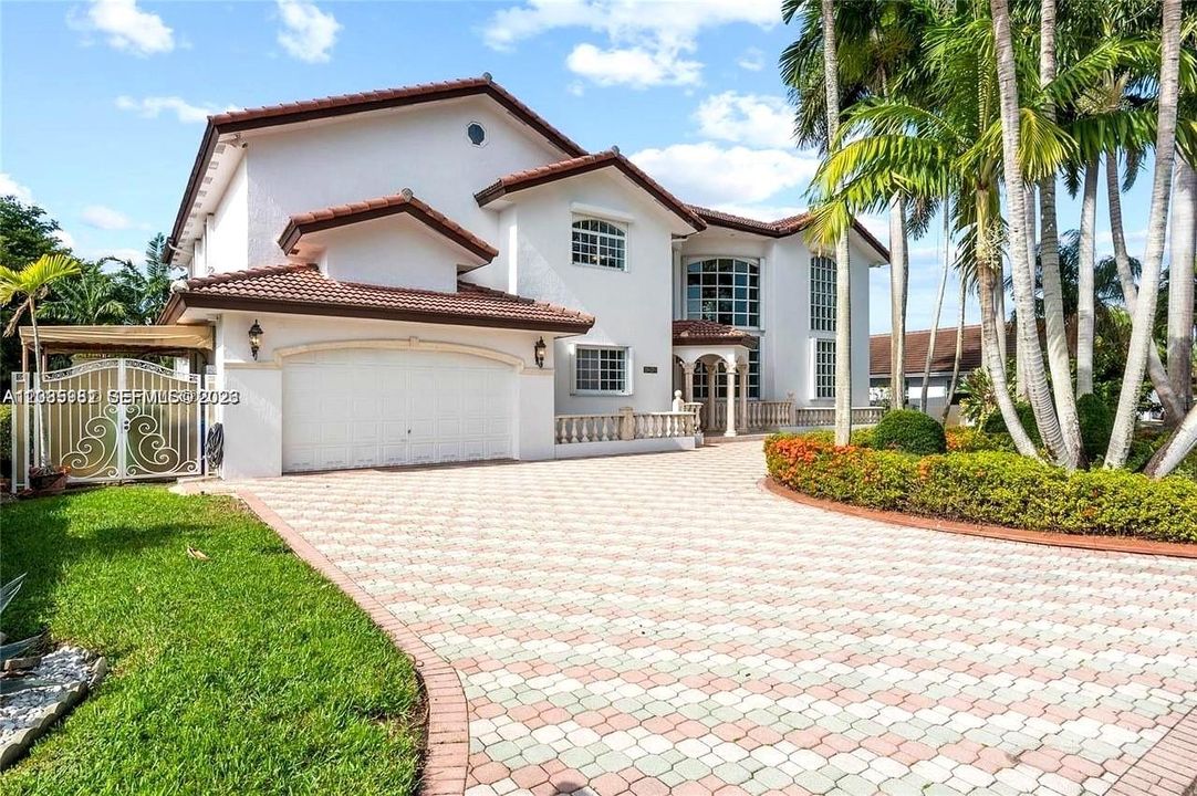 For Sale: $2,000,000 (4 beds, 5 baths, 4703 Square Feet)