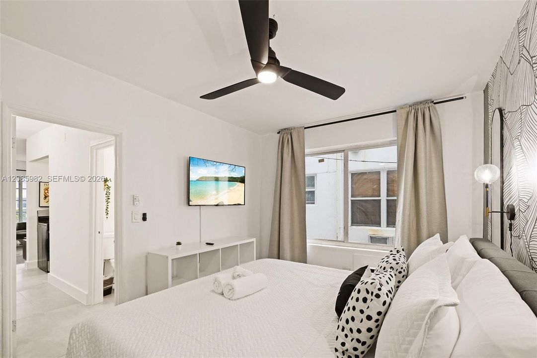 For Rent: $1,950 (1 beds, 1 baths, 10880 Square Feet)
