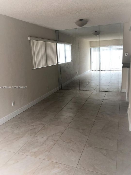 В аренду: $2,400 (2 спален, 1 ванн, 1018 Квадратных фут)