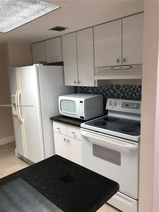 В аренду: $2,400 (2 спален, 1 ванн, 1018 Квадратных фут)