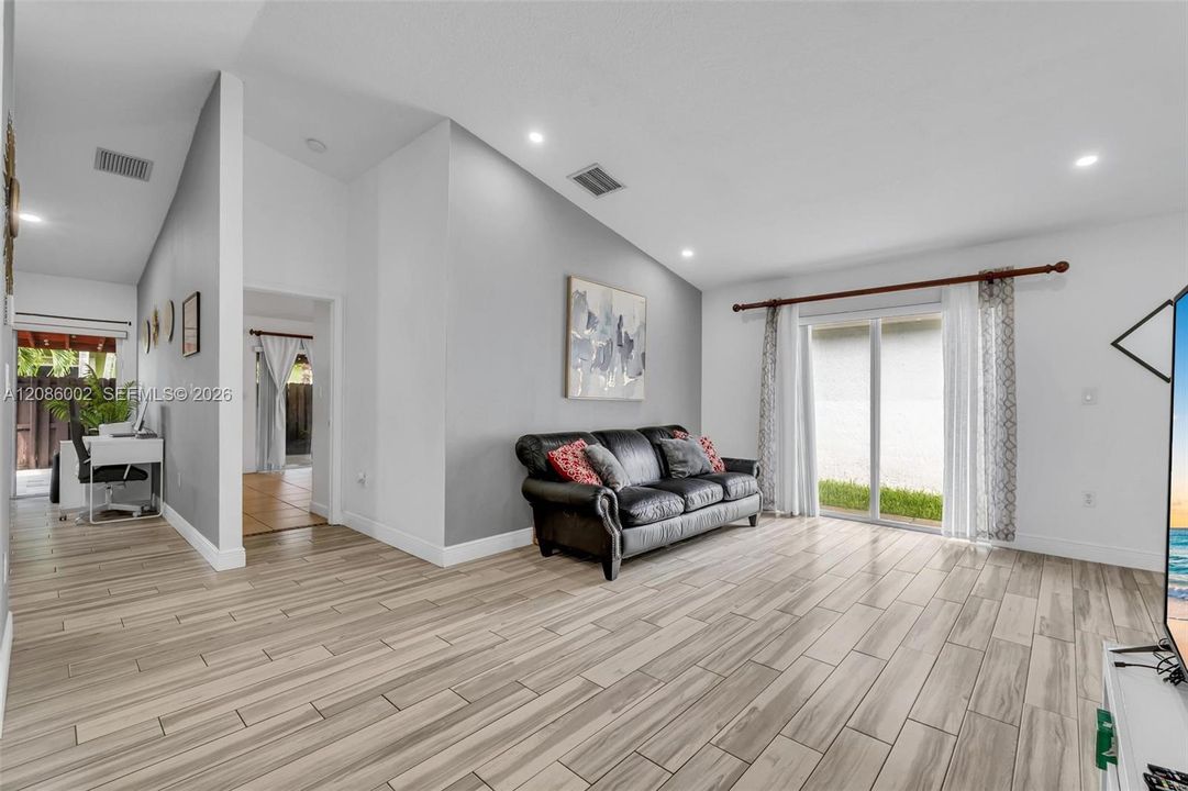 For Sale: $550,997 (3 beds, 2 baths, 1385 Square Feet)