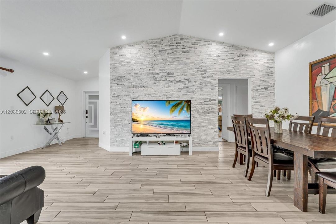 For Sale: $550,997 (3 beds, 2 baths, 1385 Square Feet)