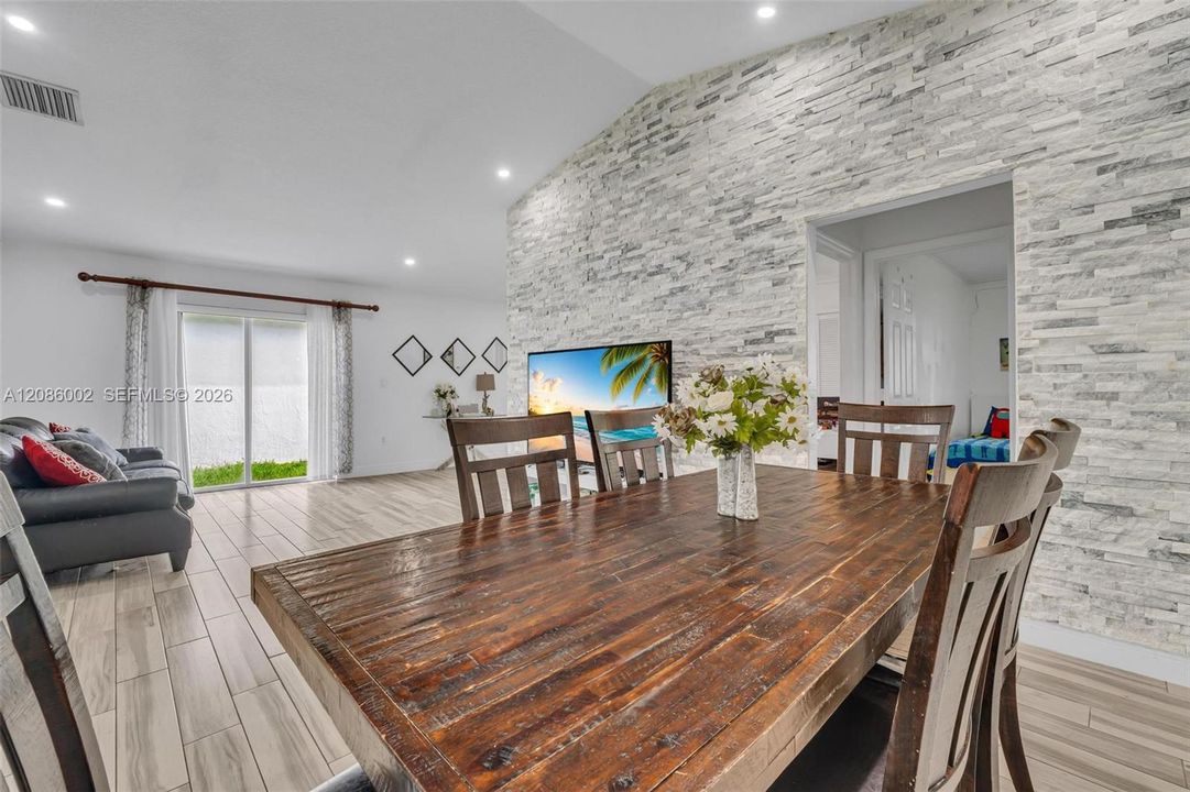 For Sale: $550,997 (3 beds, 2 baths, 1385 Square Feet)