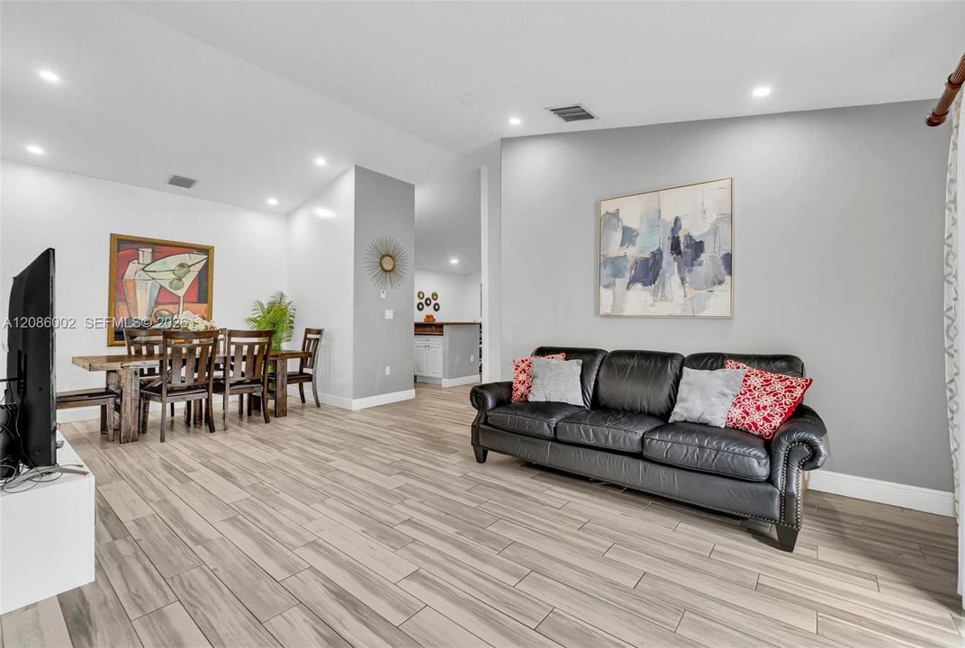 For Sale: $550,997 (3 beds, 2 baths, 1385 Square Feet)