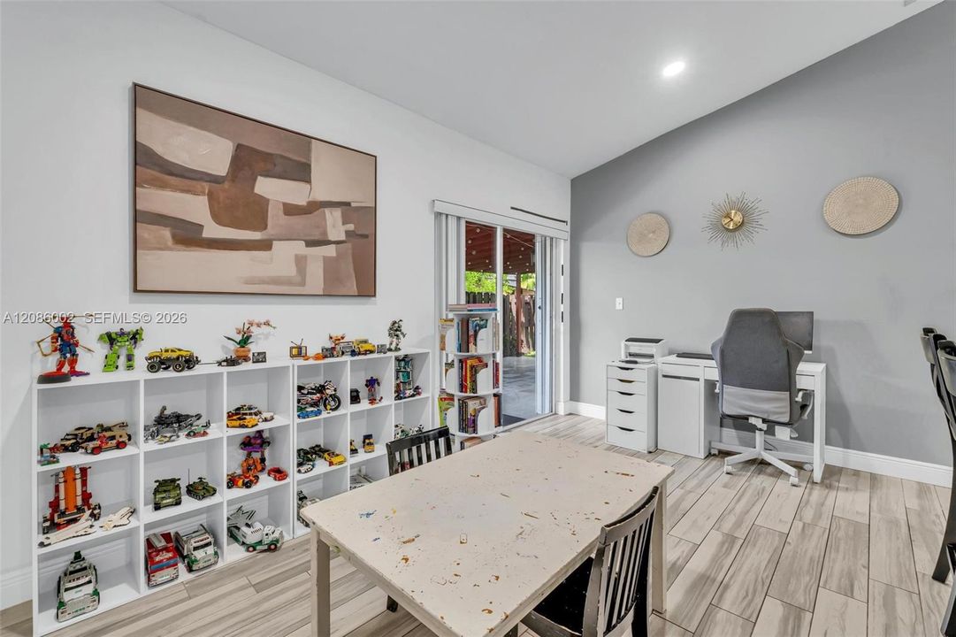 For Sale: $550,997 (3 beds, 2 baths, 1385 Square Feet)