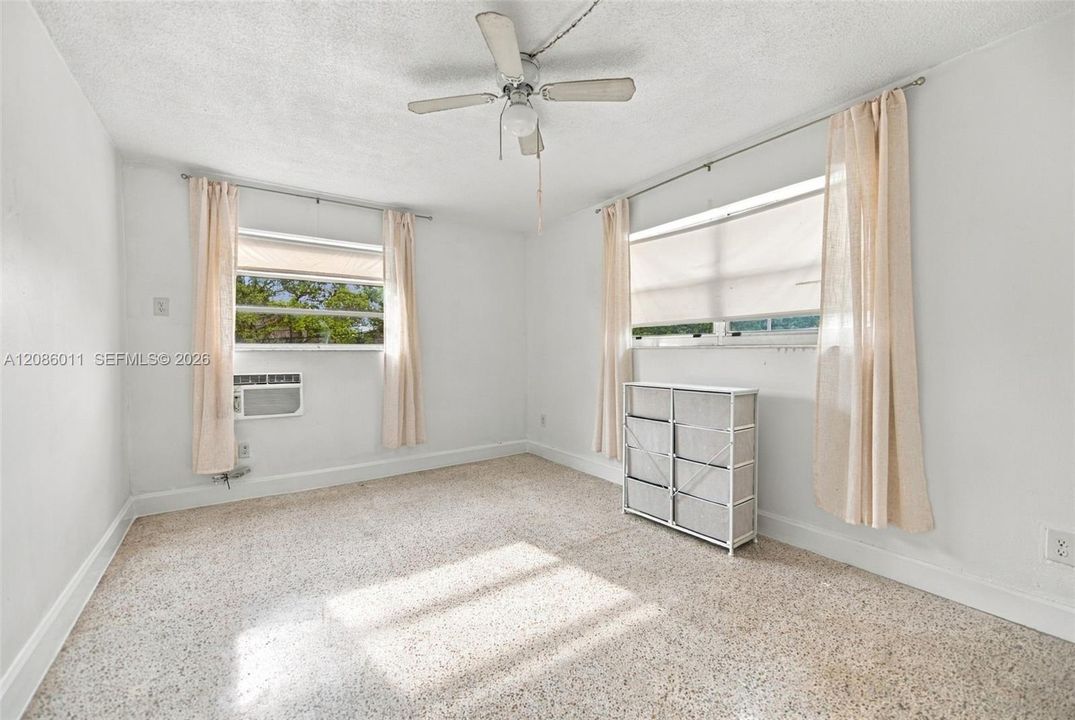 В аренду: $2,400 (2 спален, 1 ванн, 2350 Квадратных фут)