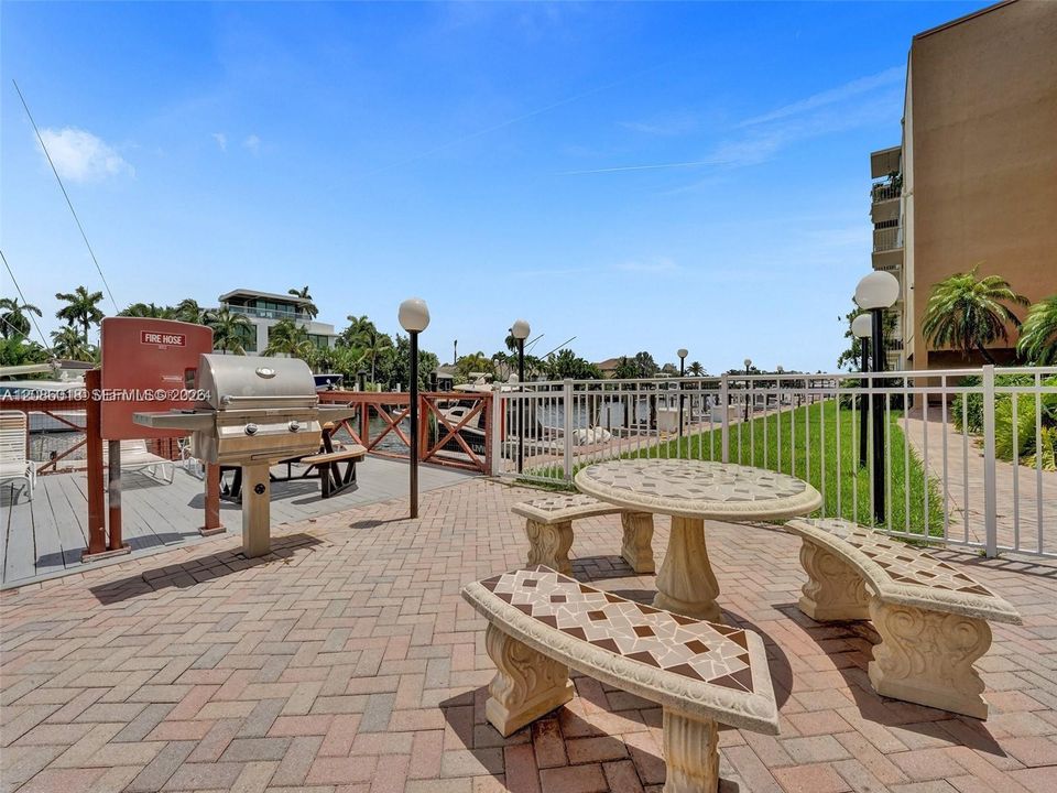 For Sale: $375,000 (2 beds, 1 baths, 840 Square Feet)