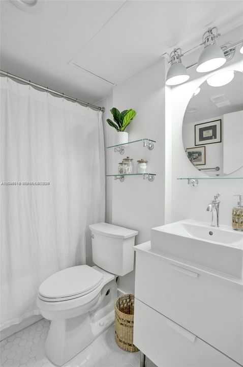For Sale: $375,000 (2 beds, 1 baths, 840 Square Feet)