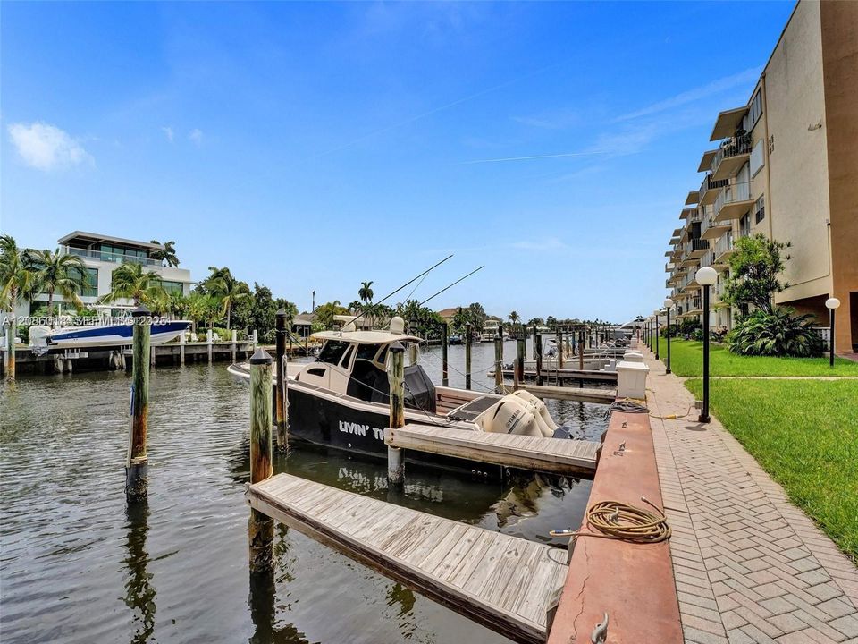 For Sale: $375,000 (2 beds, 1 baths, 840 Square Feet)
