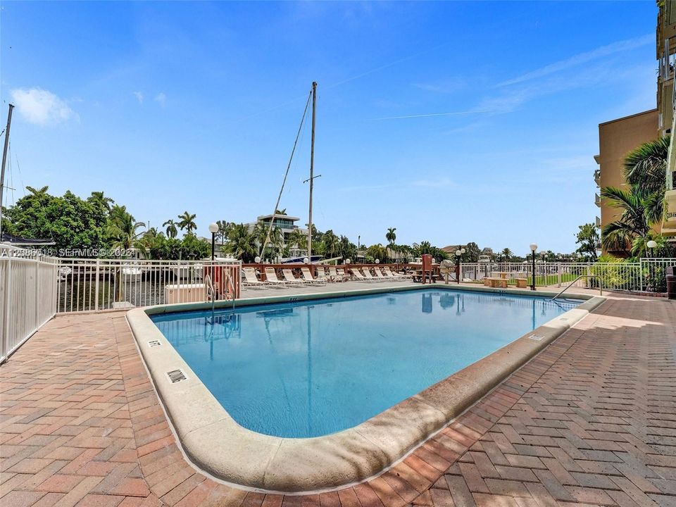 For Sale: $375,000 (2 beds, 1 baths, 840 Square Feet)