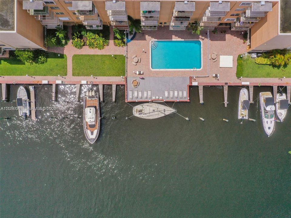 For Sale: $375,000 (2 beds, 1 baths, 840 Square Feet)
