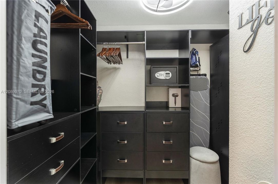 В аренду: $2,400 (0 спален, 1 ванн, 590 Квадратных фут)