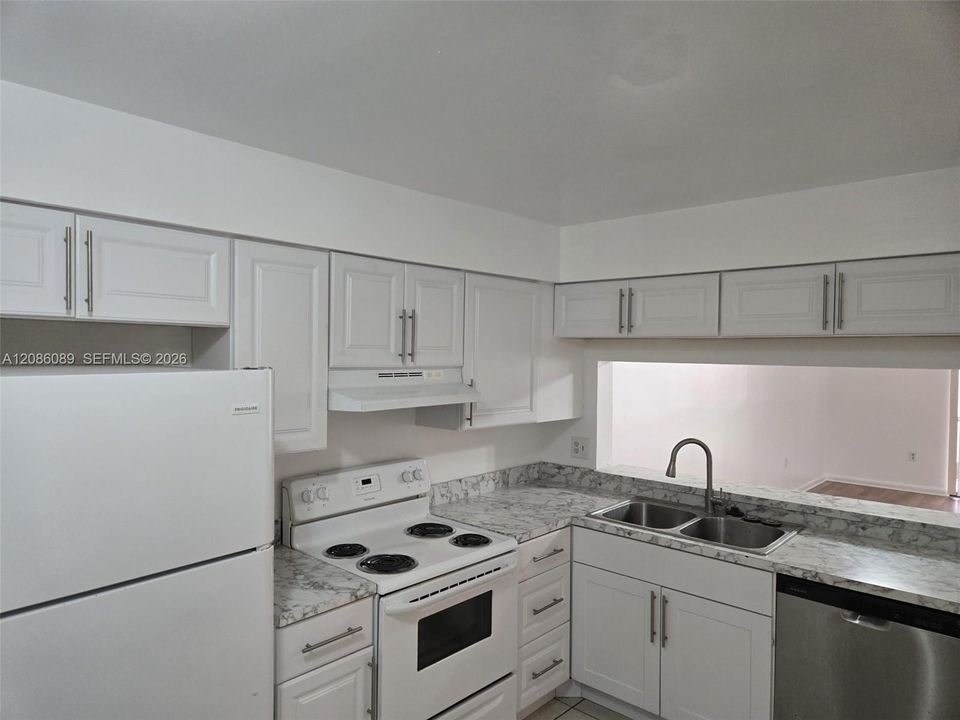 В аренду: $2,200 (2 спален, 2 ванн, 1070 Квадратных фут)