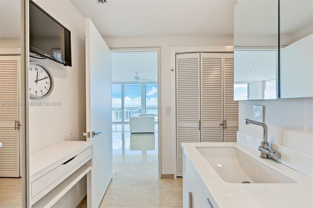 En-suite 2nd bath
