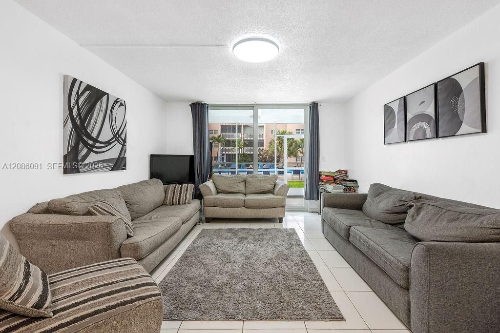 For Sale: $154,900 (1 beds, 1 baths, 847 Square Feet)