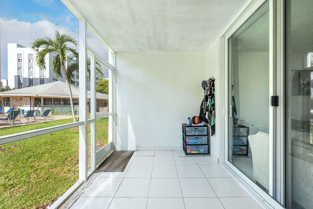 For Sale: $154,900 (1 beds, 1 baths, 847 Square Feet)