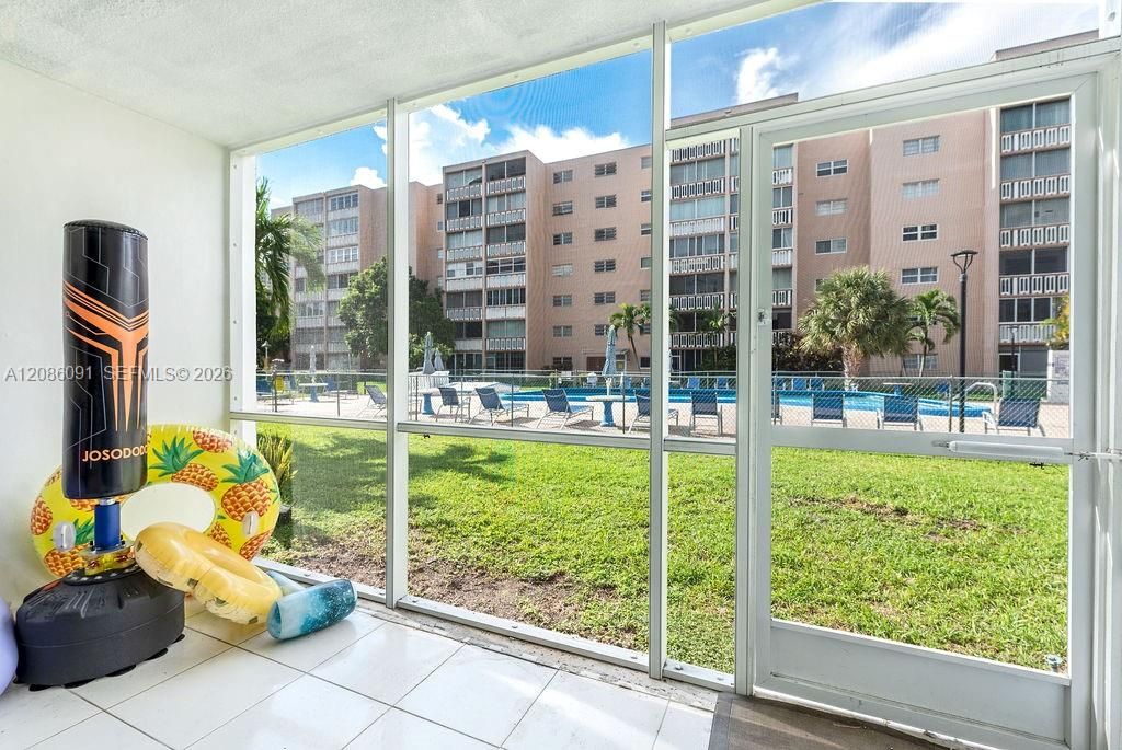 For Sale: $154,900 (1 beds, 1 baths, 847 Square Feet)