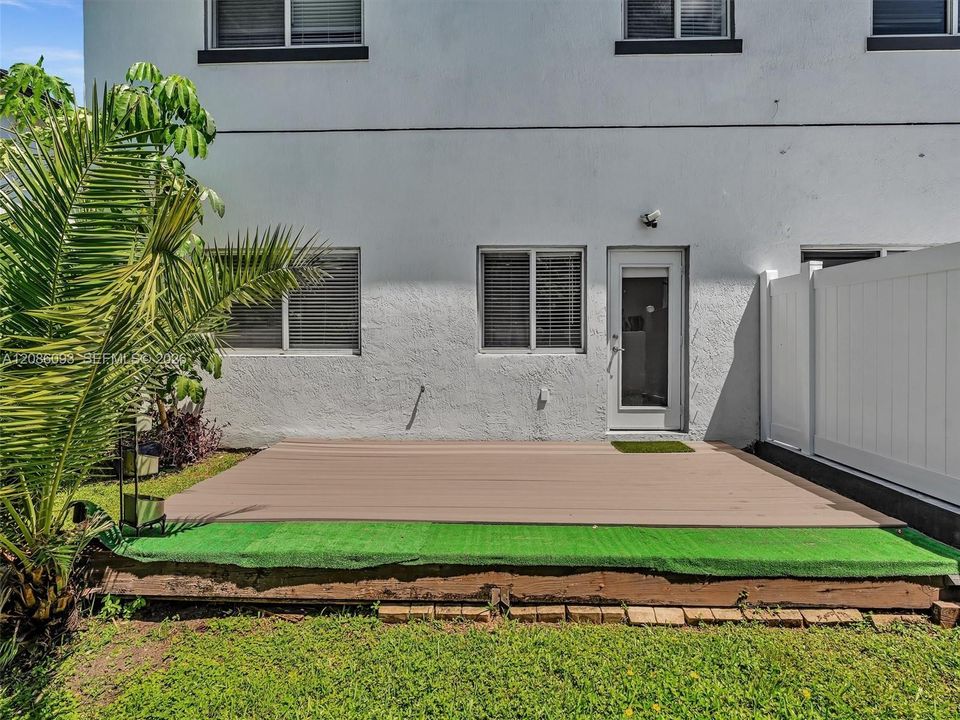 For Rent: $4,500 (5 beds, 2 baths, 2042 Square Feet)