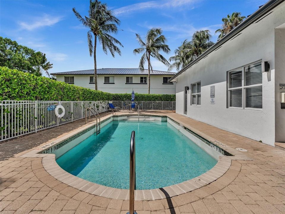For Rent: $4,500 (5 beds, 2 baths, 2042 Square Feet)